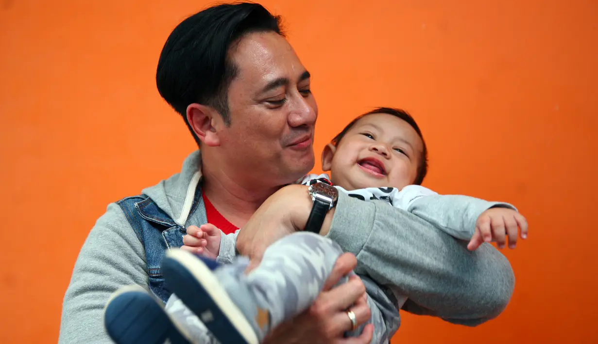 "Sama sekali nggak, justru saya enjoy banget jalanin hari-hari, setiap malam harus bangun, saya nikmatin banget saya nggak mau ngelewatin masa-masa pertumbuhannya," kata Ivan dilansir dari salah satu media online. (Nurwahyunan/Bintang.com)