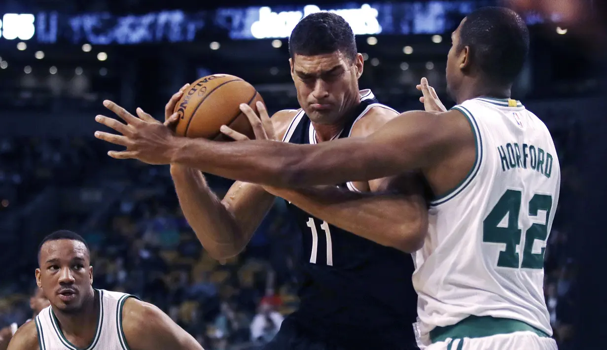 Pemain Boston Celtics, Al Horford #42 mencoba menghentikan laju pemain pemain Brooklyn Nets,  Brook Lopez #11 pada laga NBA preseason basketball game, Boston, Selasa (18/10/2016) WIB. (AP/Charles Krupa)