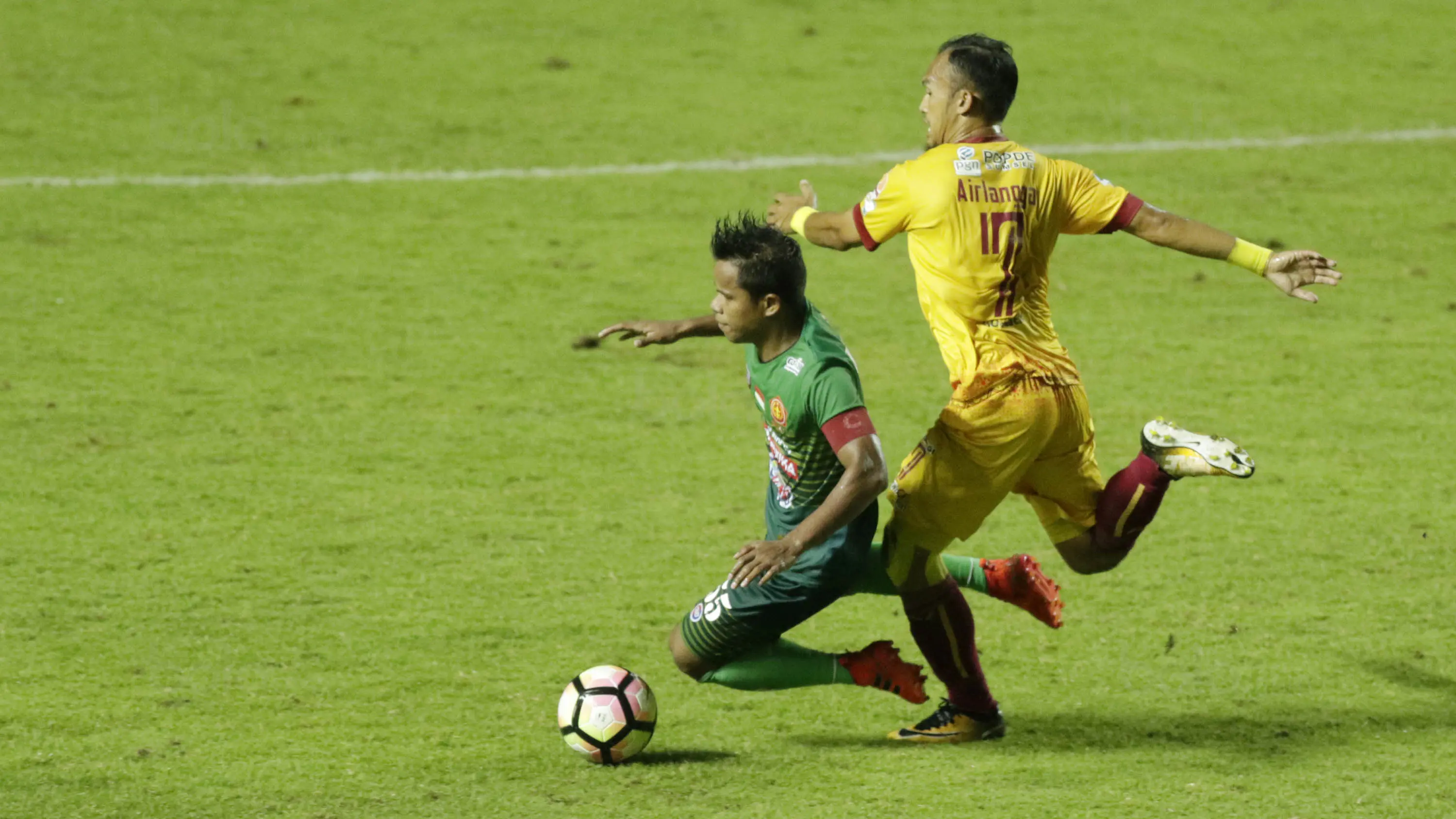  Aksi striker Sriwijaya FC, Airlangga (kanan) saat berhadapan dengan PS TNI Liga 1 Indonesia 2017.(Bola.com/M Iqbal Ichsan)