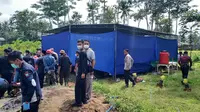 Autopsi dua korban meninggal tragedi Kanjuruhan di TPU Dusun Pathuk, Desa Sukolilo, Wajak, Kabupaten Malang. (Zainul Arifin/Liputan6.com)