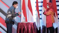 Wakil Ketua KPK Lili Pintauli Siregar menyapa Direktur Human Capital dan Kepatuhan BNI Bob Tyasika Ananta saat akan menyerahkan penghargaan kepada Bank BNI.
