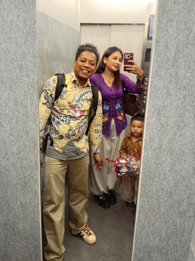 Indah Permatasari saat Liburan ke Jepang pakai kebaya look modern. [@arie_kriting]