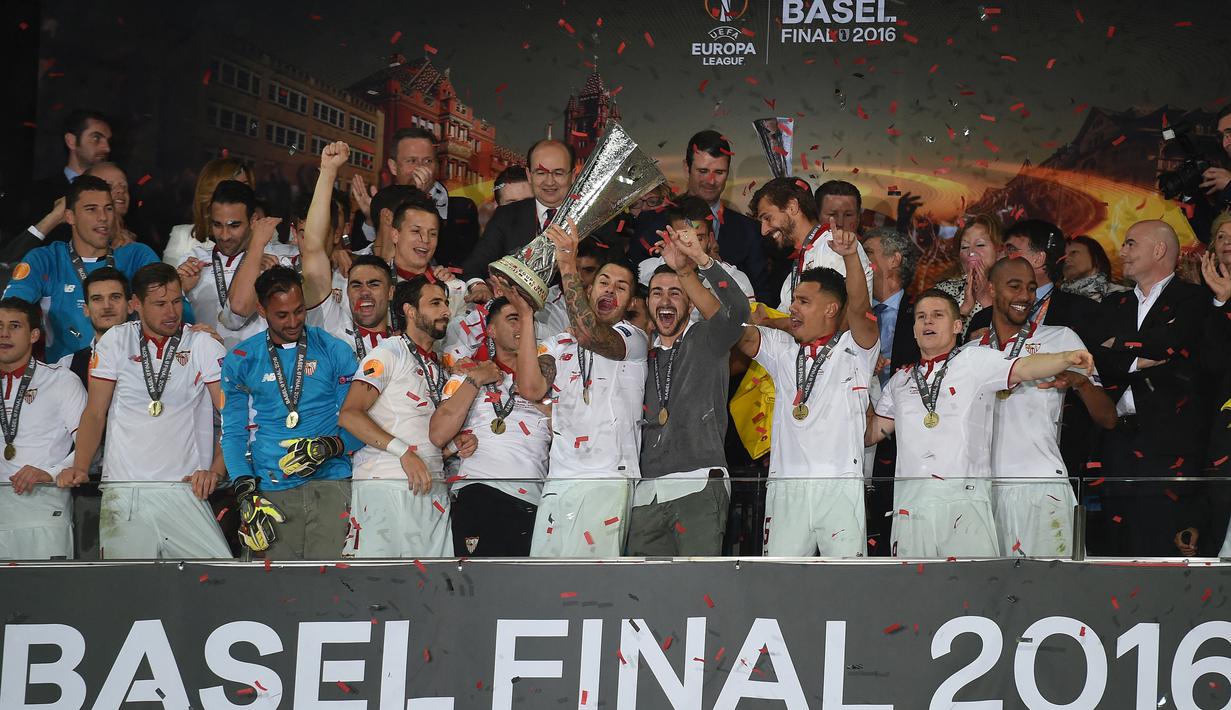 Gelar ketiga Liga Europa diraihnya juga masih bersama Sevilla usai mengalahkan Liverpool pada partai final di St. Jakob Park, Basel, 18 Mei 2016. Sevilla menang 3-1 atas Liverpool. (AFP/Paul Ellis)