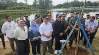 Menteri Lingkungan Hidup&nbsp;Hanif Faisol Nurofiq saat menyambangi Situ Jatijajar, Depok. (Liputan6.com/Dicky Agung Prihanto) (Liputan6.com/Dicky Agung Prihanto)