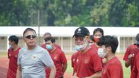 Ketua Umum PSSI, Iwan Bule dan Pelatih Timnas Indonesia U-19, Shin Tae-Yong memantau TC di Jakarta (dokumen PSSI)