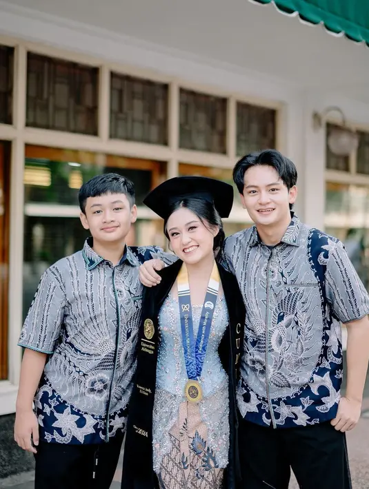 Anak kedua dari tiga bersaudara ini tampil anggun dengan kebaya berwarna biru muda. Rambut yang disanggul dengan juntaian rambut di kiri dan kanannya membuat Vanessa Audy makin cantik. Tema makeup Audy natural sesuai dengan warna kebaya dan heels-nya yang soft. Agar kuku kaki dan tangannya makin cantik, Audy memakai kuteks warna merah yang kontras dengan warna kebaya. (Liputan6.com/IG/@audyvanessa)