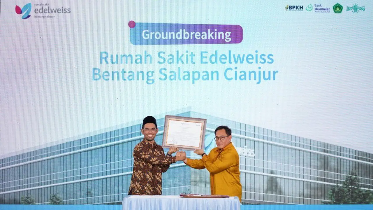 Chief Wholesale Banking Officer PT Bank Muamalat Indonesia Tbk Irvan Y. Noor (kanan) berfoto bersama CEO Edelweiss Hospital Group Syauqi Mujahid Rabbani (kiri) pada seremoni peletakan batu pertama pembangunan rumah sakit Nahdlatul Ulama (NU) di Cianjur.