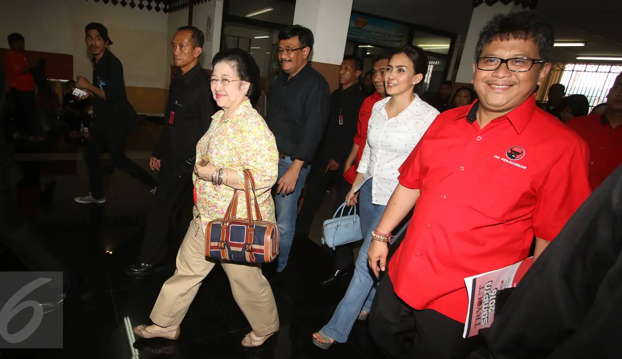 Ketua Umum DPP PDI Perjuangan Megawati Soekarnoputri saat membuka kegiatan Try Out Nasional SBMPTN 2016 di GOR Ciracas, Jakarta, (21/5). Try Out Nasional yang digagas PDIP tersebut diikuti kurang lebih 200 ribu peserta. (Liputan6.com/Immanuel Antonius)