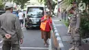 Petugas Satpol PP memberikan sanksi menyapu kepada warga yang tidak menggunakan masker di kawasan Pasar Baru, Jakarta, Jumat (21/8/2020). Sanksi tersebut dilakukan sebagai bagian dari upaya pencehagan penyebaran virus covid-19. (Liputan6.com/Immanuel Antonius)