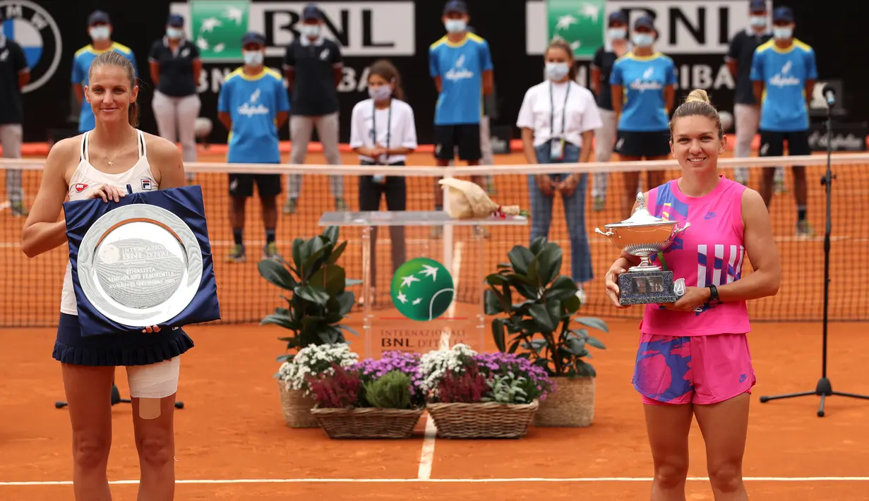 Petenis Romania, Simona Halep, dan Karolina Pliskova foto bersama usai final Italia Terbuka 2020 di Foro Italico, Roma Italia, Senin (21/9/2020). Simona Halep menjuarai Italia Open 2020 setelah Karolina Pliskova mundur karena cedera pada menit ke-32. (AFP/Clive Brunskill/pool)
