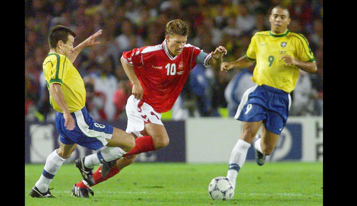 Michael Laudrup merupakan gelandang serang yang sulit dihentikan. Pemain asal Denmark tersebut memang terkenal dengan kemampuan dua kakinya yang sangat baik. Laudrup tercatat pernah membela klub-klub besar seperti Real Madrid, Juventus, Barcelona, dan Ajax Amsterdam. (AFP/Frank Perry)