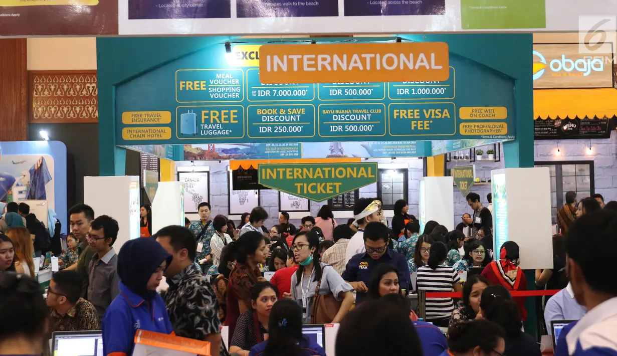 Pengunjung mencari info pemesanan tiket pada pameran Garuda Indonesia Travel Fair (GATF) 2018 Phase II di Jakarta Convention Centre, Senayan, Jumat (5/10). GATF 2018 Phase II dibuka mulai hari ini hingga 7 Oktober mendatang. (Liputan6.com/Angga Yuniar)