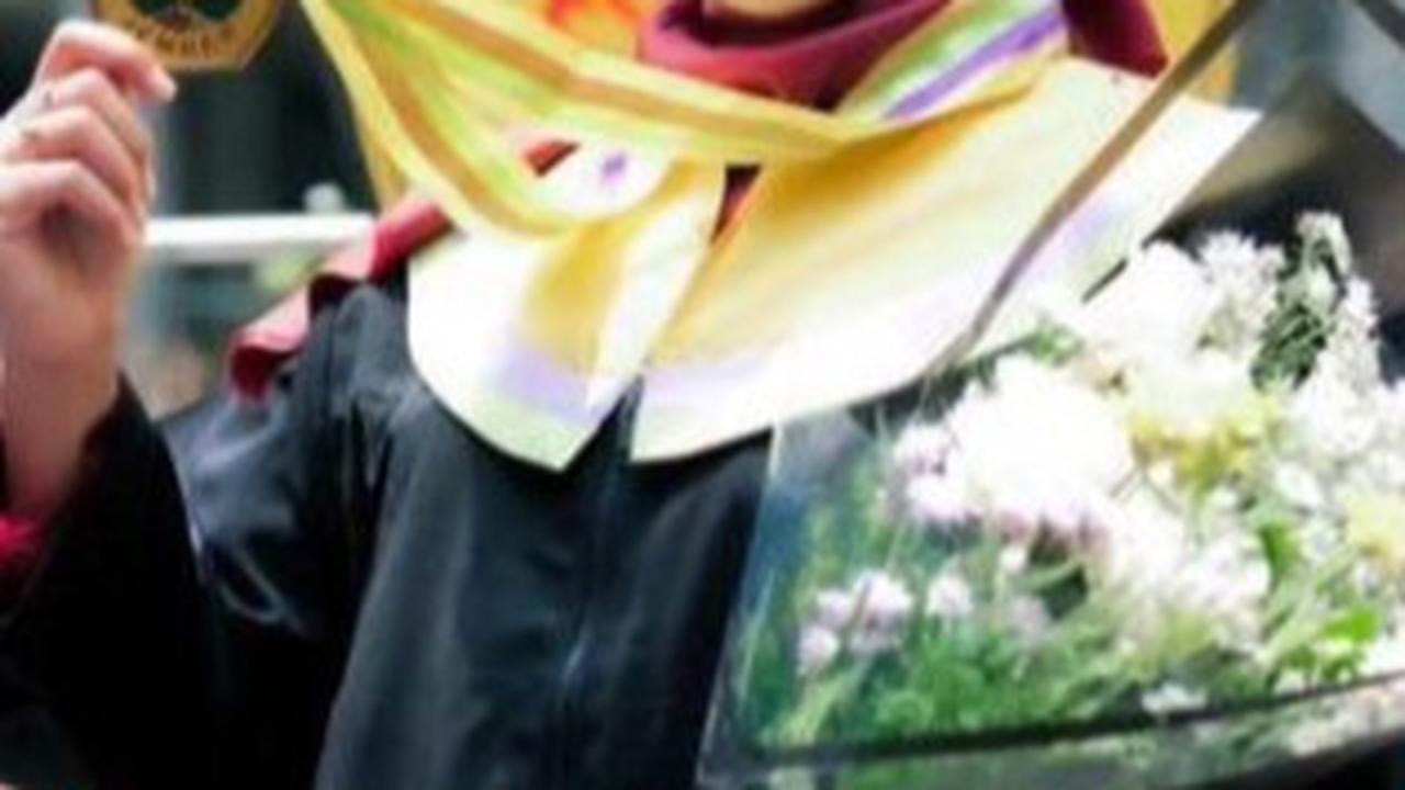 Nyaris Tak Kuliah karena Keterbatasan Dana, Begini Perjuangan Anak Penjahit Jadi Lulusan Terbaik Unej dengan IPK 3,99