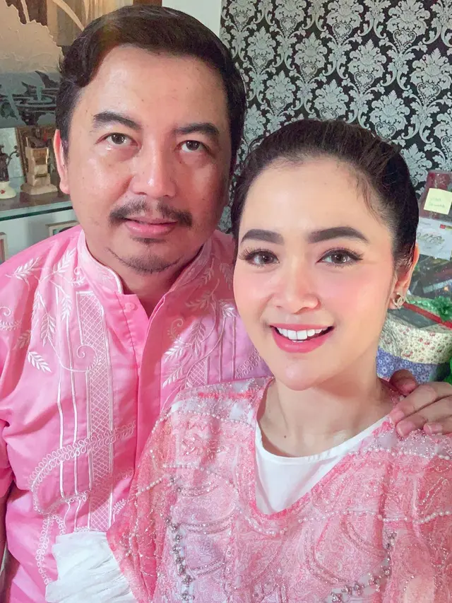 6 Potret Kebersamaan Vega Darwanti dan Suami yang Seorang Dokter