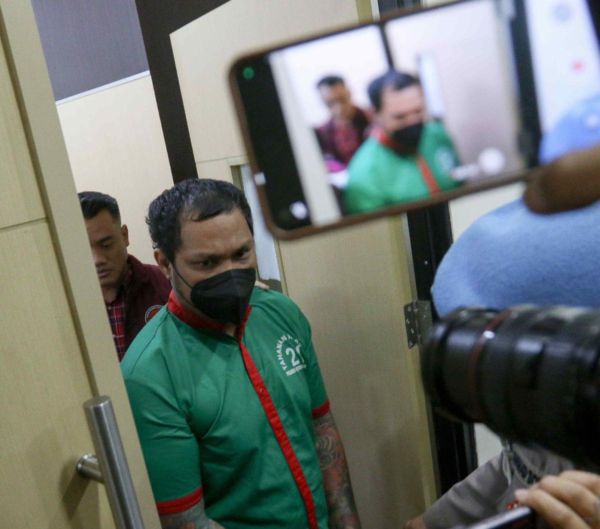 Musisi Muhammad Virgoun Putra Tambunan, yang akrab disapa Virgoun, dihadirkan dalam rilis kasus dugaan penyalahgunaan narkoba di Mapolres Metro Jakarta Barat, Jakarta, Selasa (25/6/2024). Dalam kesempatan tersebut, Virgoun meminta maaf kepada semua pihak 