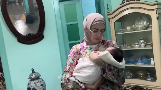 Momen Aqiqah Anak Adopsi Ahmad Dhani dan Mulan Jameela di Solo