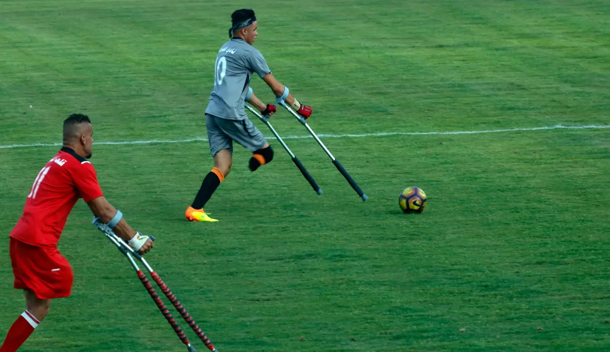 Warga Palestina yang diamputasi berusaha menggiring bola selama pertandingan  di stadion Kota Gaza, Selasa (27/8/2019). Turnamen lokal tersebut diadakan pertama kali bagi orang-orang Palestina yang kehilangan anggota tubuhnya akibat tembakan Israel di Jalur Gaza. (AP Photo/Hatem Moussa)