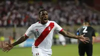 Penyerang Peru, Jefferson Farfan, rayakan gol ke gawang Selandia Baru pada leg kedua play-off interkontinental Piala Dunia 2018 di Estadio Nacional, Lima, Rabu (15/11/2017) atau Kamis (16/11/2017) WIB. (AP Photo/Rodrigo Abd)