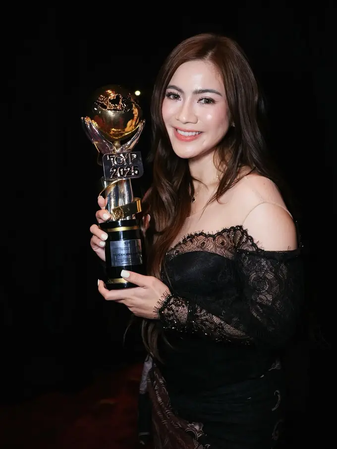 Felicya Angelista Terima Penghargaan TYOP 2025, Tampilkan Aura Businesswoman Sukses dengan Dress Batik Hitam