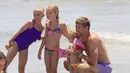Steven Gerrard bersama putri tercinta berpose bersama di Pantai Ibiza (dailymail.co.uk)