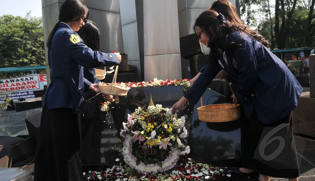 Sejumlah mahasiswa melakukan tabur bunga dalam Peringatan 17 Tahun Tragedi 12 Mei 1998 di Universitas Trisakti, Jakarta, Selasa (12/5). Kegiatan tersebut untuk mengenang kembali empat mahasiswa Trisakti yang tewas tertembak. Liputan6.com/Johan Tallo)