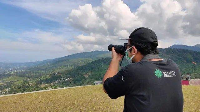 Biodiversity Warriors Yayasan KEHATI bersama Burung Indonesia mengamati jenis burung pemangsa (raptor) yang bermigrasi melintasi kawasan Puncak Bogor Jawa Barat, Sabtu 30 Oktober 2021. (Foto: Kehati)