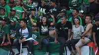 Aksi Bonek Mania saat Persebaya lawan Arema (Liputan6.com/Dimas Angga)