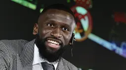 Bek tengah asal Jerman Antonio Rudiger mengadakan konferensi pers selama perkenalan resminya sebagai pemain baru Real Madrid, di Ciudad Real Madrid di Valdebebas, pada 20 Juni 2022. Rudiger diikat kontrak selama empat tahun oleh Los Blancos hingga 2026 dan bakal mengenakan nomor punggung 22 Madrid. (JAVIER SORIANO / AFP)