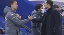 Asisten pelatih Aston Villa John Terry berjabat tangan dengan pelatih Chelsea Frank Lampard usai pertandingan lanjutan Liga Inggris di Stamford Bridge, London, Selasa (29/12/2020). (John Walton/Pool via AP)