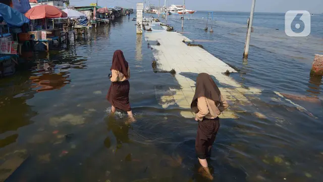 Banjir Rob Rendam Pelabuhan Kali Adem