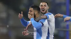 Striker Napoli, Lorenzo Insigne (kiri) merayakan gol pertama Napoli yang dicetaknya ke gawang Lazio dalam laga lanjutan Liga Italia 2020/2021 pekan ke-32 di Diego Armando Maradona Stadium, Naples, Kamis (22/4/2021). Napoli menang 5-2 atas Lazio. (Lapresse via AP/Alessandro Garofalo)