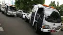 Sejumlah mobil derek petugas Dinas Perhubungan bersiap menderek kendaraan yang terjaring parkir liar di kawasan Pasar Baru, Jakarta, Kamis (14/12). (Liputan6.com/Immanuel Antonius)