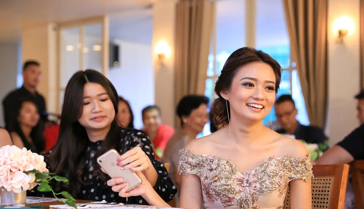 "Sebenarnya lamaran memang tradisi setiap keluarga beda. Untuk keluarga ini request dari keluarga cewek. Dari keluarga Stella ada yang harus dipenuhi, 88 buah. Sama kue-kue, kue lapis, kue keranjang karena kebetulan imlek," tambah Fendy Chow. 