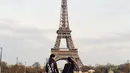 Ungkapan cinta ditulis Alyssa sebagai keterangan foto dengan latar Menara Eiffel. Foto yang diunggah pada Senin (23/10/2017) itu mendapatkan puluhan ribu likes dari warganet. (Instagram/alyssadaguise)