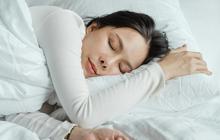 Mau Tidur Lebih Nyenyak? Coba Jalan Nyeker di Pagi atau Sore Hari Bisa Membantu Tidur Lebih Baik