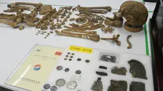Sisa-sisa kerangka dan tengkorak tentara China ditampilkan pada upacara ritual di Osuarium Militer, Incheon, Seoul, Senin (26/3). Terdapat 20 kerangka tentara China yang terbunuh selama Perang Korea tahun 1950-1953 lalu.  (Jung Yeon-je/Pool Photo via AP)