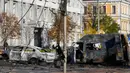 Mobil yang rusak terlihat di lokasi serangan rudal Rusia di Kiev, Ukraina, Senin (10/10/2022). Seorang warga sipil di Kiev dilaporkan meninggal dunia akibat ledakan yang ditimbulkan akibat serangan udara Rusia. (AP Photo/Efrem Lukatsky)