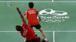 Laga perempat final Olimpiade 2016 cabang bulutangkis nomor ganda campuran antara Tontowi Ahmad/Liliyana Natsir melawan Praveen Jordan/Debby Susanto berlangsung selama 35 menit. (Reuters/Marcelo Del Pozo)