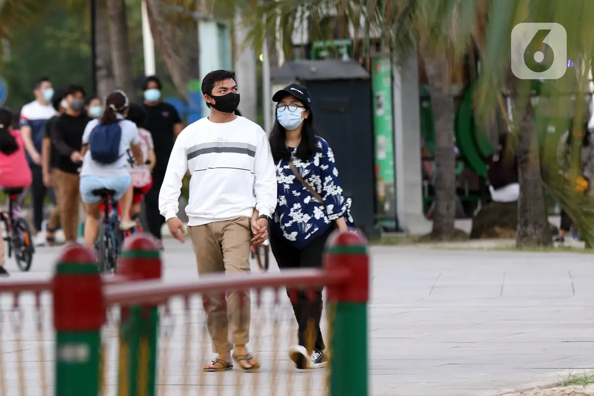 FOTO: Wisatawan Kunjungi Kawasan Wisata Pantai Ancol