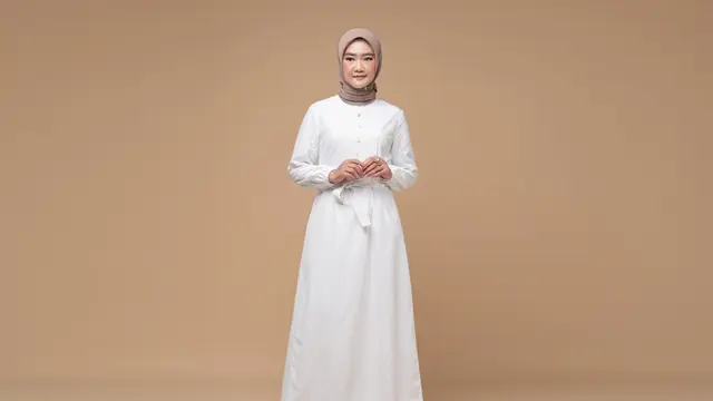 Gamis Terbaru 2025 Ini Justru Bikin Ibu-Ibu 50-an Tahun Makin Percaya Diri /Ilustrasi oleh AI