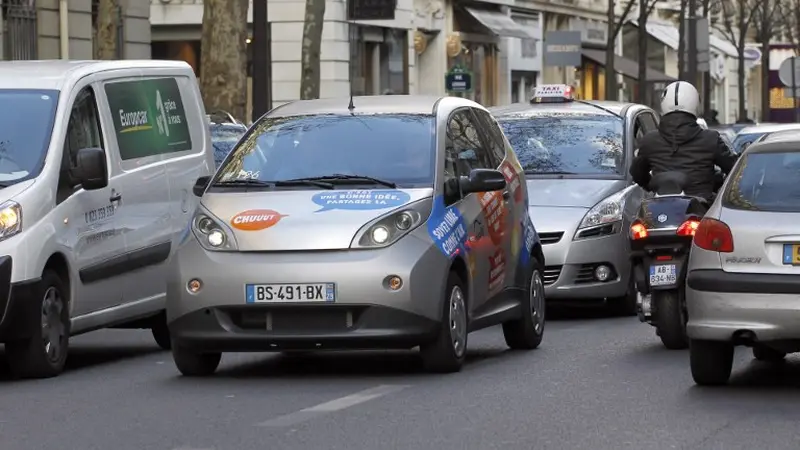 Ilustrasi mobil di jalanan kota Paris (AFP/Patrick Kovarik)