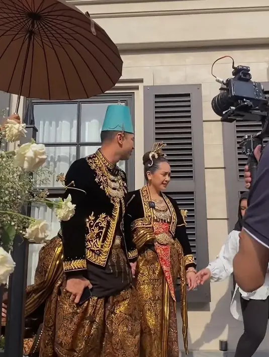 Keduanya mengenang sembilan tahun silam saat menjadi pengantin. Raffi dan Nagita mengenakan pakaian busana pengantin adat Jawa warna hitam dan bawahan nuansa emas. [Instagram/raffinagita1717]