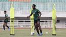 Pemain Timnas Indonesia, Osas Saha, mengontrol bola saat berlatih di Stadion Pakansari, Bogor, Sabtu (24/8). Latihan ini merupakan persiapan jelang laga kualifikasi Piala Dunia 2020. (Bola.com/Yoppy Renato)