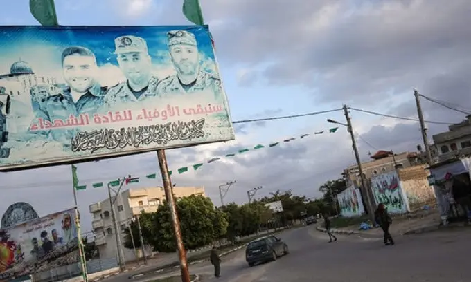 Sebuah papan iklan yang memuat potret komandan Hamas, yang kematiannya dikaitkan dengan informasi yang diberikan oleh Ahmad Said Barhoum. (Said Khatib/AFP)