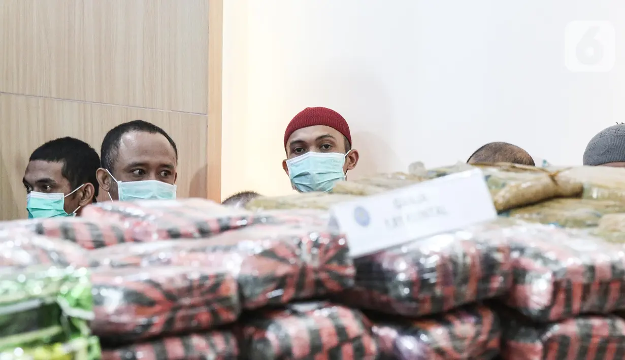 Tersangka dihadirkan saat rilis pengungkapan kasus tindak pidana narkotika di Gedung BNN, Jakarta, Kamis (14/7/2022). Dari 22 tersangka terdapat empat orang yang merupakan aparat penegak hukum dengan status aktif. (Liputan6.com/Faizal Fanani)