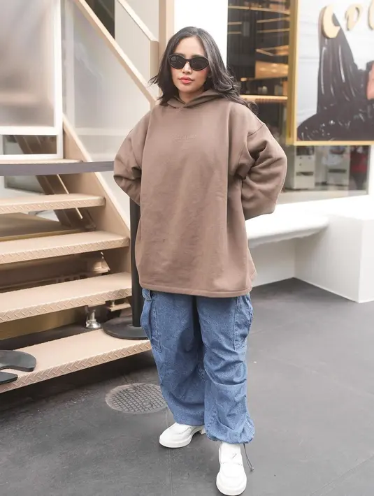 Rachel Vennya dengan outfit bersiluet oversized, tampilan kece dari hot mom. Oversized hoodie dipadu dengan oversized jeans yang lebar, dan sneakers putih tampak cool dikenakan Rachel Vennya. Foto: Instagram.