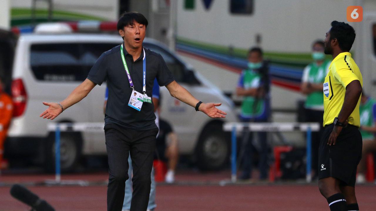 Foto: Ragam Reaksi Shin Tae-yong dan Alexandré Pölking terhadap Wasit yang Memimpin Laga Indonesia vs Thailand di SEA Games 2021