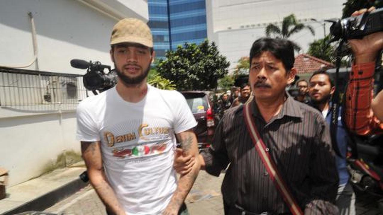 Tangan diborgol, Diego Michiels tiba di Kejari Jakpus