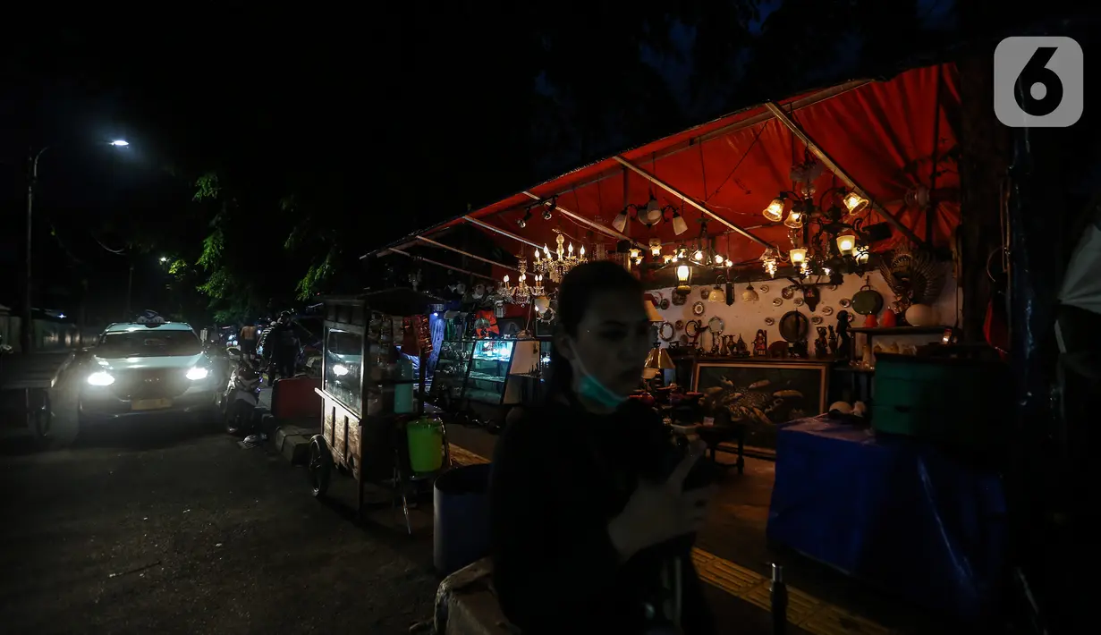 Suasana Pasar Loak di Kebayoran Lama, Jakarta, Rabu (3/11/2021). Pasar Loak Kebayoran Lama tetep eksis di tengah maraknya situs jual beli online. Barang dagangan yang dijual mulai dari pakaian, tas, aksesori hingga elektronik. (Liputan6.com/Johan Tallo)