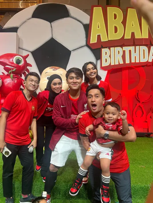 “Sebenernya ngebahas nama ini udah dari awal dibikin, udah abang lahir. Karena kakak tuh ‘aduh gimana ya kalo ada adik-adiknya, masa enggak pake leslar’ lebih ke situ sebenernya. Takutnya cemburu,” kata Lesti. [Instagram/irfanhakim75]